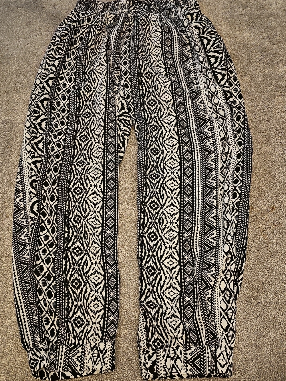 J3🔹️American Eagle Outfitters Black & White Aztec-Style Elastic Waist Joggers